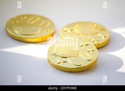 Pila di monete di cioccolato d'oro e d'argento per la celebrazione