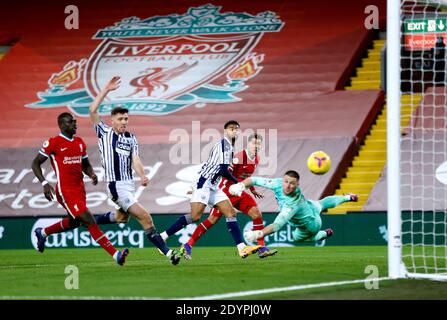 Roberto Firmino di Liverpool (seconda a destra) vede il suo colpo salvato dal portiere di West Bromwich Albion Sam Johnstone durante la partita della Premier League all'Anfield Stadium di Liverpool. Foto Stock