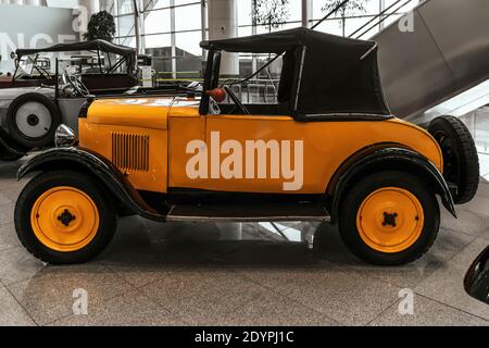 4 giugno 2019, vista laterale di Peugeot 5CV (giallo) 1925. Classiche auto retrò degli anni '20. Foto Stock