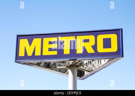 Ankara, Turchia : logo metro di un supermercato. Metro Cash and Carry è un operatore internazionale leader nel commercio all'ingrosso self-service Foto Stock