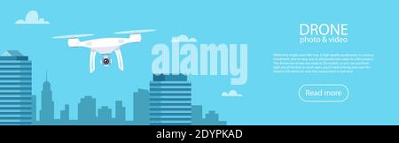 Drone con Action Camera. Air Video e Fotografia. Quadrocopter volante con fotocamera sulla città. Illustrazione vettoriale per banner Illustrazione Vettoriale