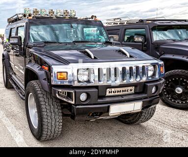 Samara, Russia - 18 maggio 2019: Parcheggio auto Hummer nero di lusso nella strada della città nel giorno d'estate Foto Stock