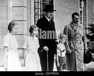 Adolf Hitler con Paul von Hindenburg e i suoi nipoti nella sua residenza a Neudeck, Hitler tenendo la mano del ragazzino´s, Germania, oggi Polonia Foto Stock