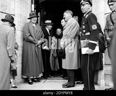 Adolf Hitler visita alla residenza Paul von Hindenburg´s Neudeck, 1933, Germania, oggi Polonia Foto Stock