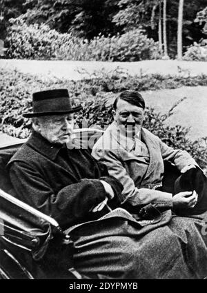 Adolf Hitler visitando Paul von Hindenburg alla sua residenza Neudeck, 1933, Germania, oggi Polonia Foto Stock