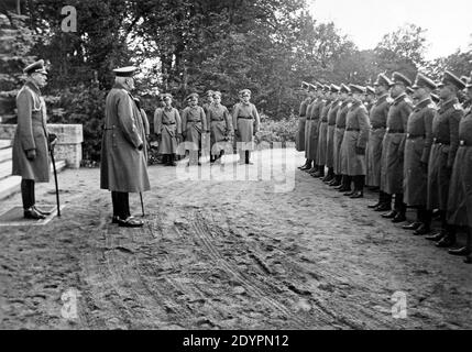 Paul von Hindenburg ispezionando le sue truppe, circa 1930, Germania Foto Stock