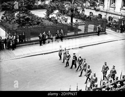 Paul von Hindenburg ispezionando le sue truppe, circa 1930, Berlino, Germania Foto Stock