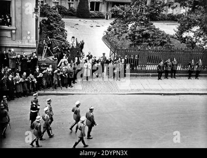 Paul von Hindenburg ispezionando le sue truppe, circa 1930, Berlino, Germania Foto Stock