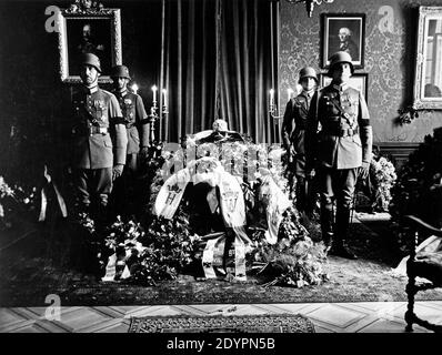 Paul von Hindenburg giace nello stato, 1934 agosto, Neudeck Manor House, Germania, oggi Polonia Foto Stock