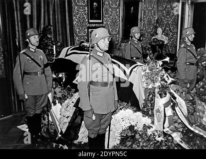 Soldati che fanno guardia d'onore a Paul von Hindenburg´s coffin, 1934 agosto, Neudeck Manor House, Germania, oggi Polonia Foto Stock