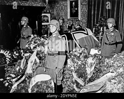 Soldati che fanno guardia d'onore a Paul von Hindenburg´s coffin, 1934 agosto, Neudeck Manor House, Germania, oggi Polonia Foto Stock