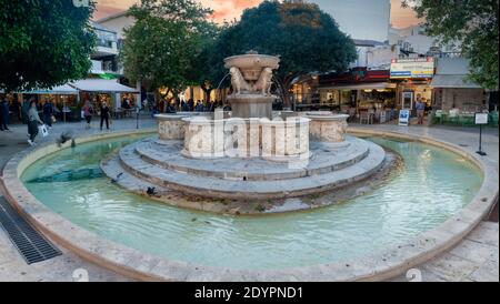 La fontana dei leoni (ufficialmente: 'Morozini fontana"), tipico punto di incontro della città di Heraklion, Venizelou square. Creta, Grecia. Foto Stock