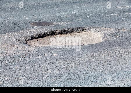 Grande pootole profondo un esempio di scarsa manutenzione stradale Foto Stock