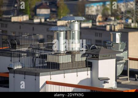 tubi di ventilazione sul tetto di un alto edificio vista angolare Foto Stock