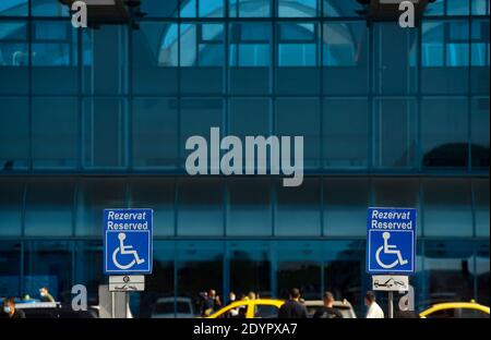 Otopeni, Romania - 21 settembre 2020: Un cartello riservato per disabili si trova nel parcheggio dell'aeroporto internazionale ​​Bucharest Henri Coanda, i Foto Stock