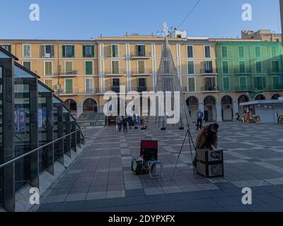 Palma de Mallorca, Isole Baleari Spagna - 21 dicembre 2020: Plaza Mayor deserta durante la stagione natalizia a causa della pandemia di Covid-19 Foto Stock