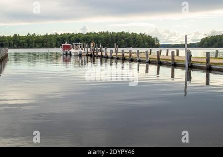 Barche a Melvin Village Region, New Hampshire. Situato nella regione dei laghi del New Hampshire nord-orientale. Resort estivo dal Memorial Day al Labor Day. Foto Stock