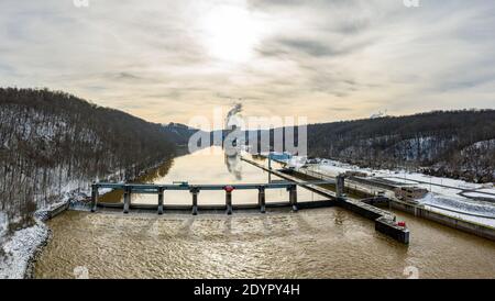 Vista aerea del drone della potenza a carbone di Fort Martin Stazione vicino Morgantown in West Virginia in dicembre con neve a terra Foto Stock