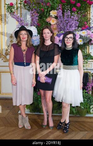 Audray Marnay (C) e les Brigitte (Sylvie Hoarau e Aurele Saada) partecipano alla sfilata di moda Alexis Mabille Haute Couture Autunno-Inverno 2013-2014, tenutasi all'Hotel d'Evreux, a Parigi, Francia, il 1° luglio 2013. Foto di Christophe Guibbaud/ABACAPRESS.COM Foto Stock