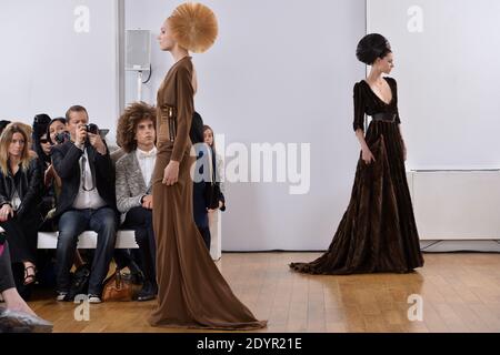 Un modello cammina sulla pista durante la sfilata di moda Julien Fournie Haute Couture Autunno-Inverno 2013-2014, a Parigi, Francia, il 2 luglio 2013. Foto di Nicolas Gouhier/ABACAPRESS.COM Foto Stock