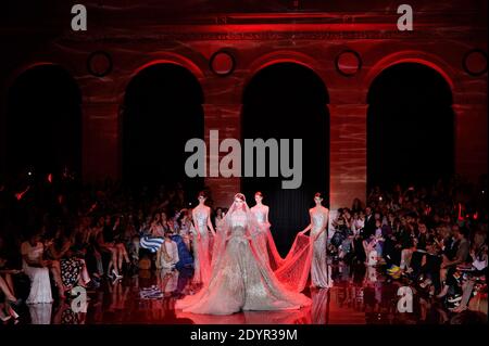 I modelli percorrono il runaway per la sfilata di moda Elie Saab Autunno-Inverno 2013/2014 come parte della settimana della moda di Parigi Haute-Couture, a Parigi, Francia, il 3 luglio 2013. Foto di Alban Wyters/ABACAPRESS.COM Foto Stock