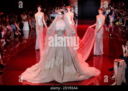 I modelli percorrono il runaway per la sfilata di moda Elie Saab Autunno-Inverno 2013/2014 come parte della settimana della moda di Parigi Haute-Couture, a Parigi, Francia, il 3 luglio 2013. Foto di Alban Wyters/ABACAPRESS.COM Foto Stock