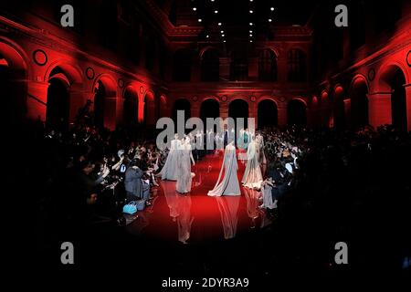 I modelli percorrono il runaway per la sfilata di moda Elie Saab Autunno-Inverno 2013/2014 come parte della settimana della moda di Parigi Haute-Couture, a Parigi, Francia, il 3 luglio 2013. Foto di Alban Wyters/ABACAPRESS.COM Foto Stock