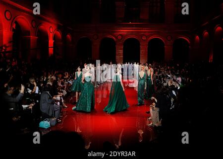 I modelli percorrono il runaway per la sfilata di moda Elie Saab Autunno-Inverno 2013/2014 come parte della settimana della moda di Parigi Haute-Couture, a Parigi, Francia, il 3 luglio 2013. Foto di Alban Wyters/ABACAPRESS.COM Foto Stock