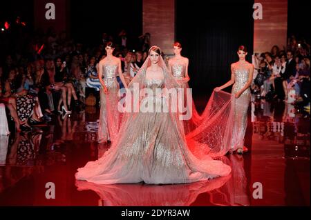 I modelli percorrono il runaway per la sfilata di moda Elie Saab Autunno-Inverno 2013/2014 come parte della settimana della moda di Parigi Haute-Couture, a Parigi, Francia, il 3 luglio 2013. Foto di Alban Wyters/ABACAPRESS.COM Foto Stock