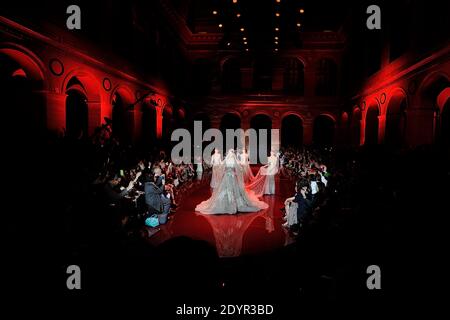 I modelli percorrono il runaway per la sfilata di moda Elie Saab Autunno-Inverno 2013/2014 come parte della settimana della moda di Parigi Haute-Couture, a Parigi, Francia, il 3 luglio 2013. Foto di Alban Wyters/ABACAPRESS.COM Foto Stock