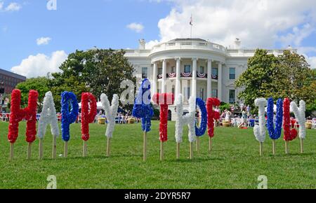 Il South Lawn of the White House è preparato per un barbecue ospitato dal presidente degli Stati Uniti Barack Obama e la prima signora Michelle Obama per eroi militari e le loro famiglie in commemorazione del giorno dell'Indipendenza a Washington, DC, USA il 04 luglio 2012. Foto di Ron Sachs/ABACAPRESS.COM Foto Stock