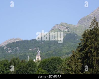 Vista sul paesaggio di Auvergne con le montagne e la chiesa, Francia Foto Stock