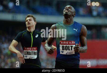 Usain Bolt della Giamaica attraversa il traguardo per vincere accanto a Christophe Lemaitre (R) della Francia durante i 200 metri uomini al meeting di atletica della IAAF Diamond League allo Stade de France a Saint-Denis vicino a Parigi, Francia, il 6 luglio 2013. Foto di Christian Liegi/ABACAPRESS.COM Foto Stock