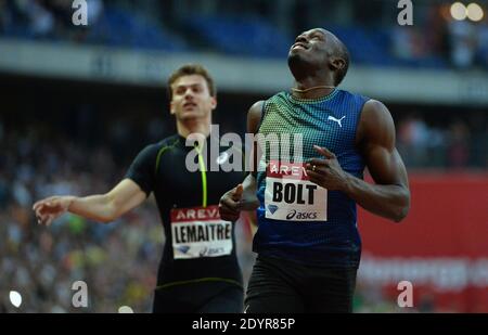 Usain Bolt della Giamaica attraversa il traguardo per vincere accanto a Christophe Lemaitre (R) della Francia durante i 200 metri uomini al meeting di atletica della IAAF Diamond League allo Stade de France a Saint-Denis vicino a Parigi, Francia, il 6 luglio 2013. Foto di Christian Liegi/ABACAPRESS.COM Foto Stock