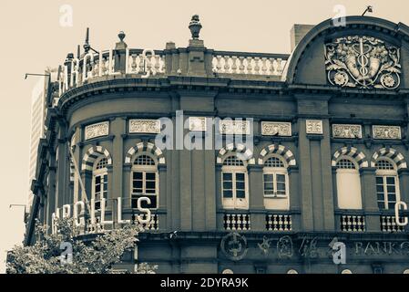 COLOMBO, SRI LANKA - 03-04-2019 : la facciata decorativa rossa e bianca della Moschea Jamiul Alfar, Moschea Rossa, nei quartieri più antichi di Colombo, gente s Foto Stock