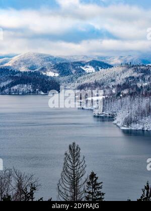 Spettacolo invernale paesaggio panoramico panorama Lago Lokve Lago Lokvarsko jezero In Croazia Europa Foto Stock