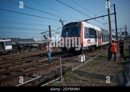 Viste della scena di un incidente ferroviario nella stazione di Bretigny-sur-Orge, a sud di Parigi, Francia il 12 luglio 2013. Dopo aver lasciato Parigi, un treno passeggeri impazzito si è scivolato via dalle sue rotaie, uccidendo almeno sei persone e ferendo decine di persone mentre le vetture trainate si sono schiantate l'una contro l'altra e si sono ribaltate. Foto di Nicolas Messyasz/ABACAPRESS.COM Foto Stock