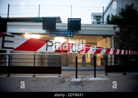 Viste della scena di un incidente ferroviario nella stazione di Bretigny-sur-Orge, a sud di Parigi, Francia il 12 luglio 2013. Dopo aver lasciato Parigi, un treno passeggeri impazzito si è scivolato via dalle sue rotaie, uccidendo almeno sei persone e ferendo decine di persone mentre le vetture trainate si sono schiantate l'una contro l'altra e si sono ribaltate. Foto di Nicolas Messyasz/ABACAPRESS.COM Foto Stock