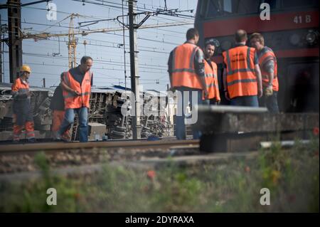 Viste della scena di un incidente ferroviario nella stazione di Bretigny-sur-Orge, a sud di Parigi, Francia il 12 luglio 2013. Dopo aver lasciato Parigi, un treno passeggeri impazzito si è scivolato via dalle sue rotaie, uccidendo almeno sei persone e ferendo decine di persone mentre le vetture trainate si sono schiantate l'una contro l'altra e si sono ribaltate. Foto di Nicolas Messyasz/ABACAPRESS.COM Foto Stock