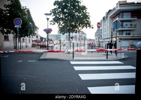 Viste della scena di un incidente ferroviario nella stazione di Bretigny-sur-Orge, a sud di Parigi, Francia il 12 luglio 2013. Dopo aver lasciato Parigi, un treno passeggeri impazzito si è scivolato via dalle sue rotaie, uccidendo almeno sei persone e ferendo decine di persone mentre le vetture trainate si sono schiantate l'una contro l'altra e si sono ribaltate. Foto di Nicolas Messyasz/ABACAPRESS.COM Foto Stock