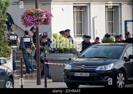 Viste della scena di un incidente ferroviario nella stazione di Bretigny-sur-Orge, a sud di Parigi, Francia il 12 luglio 2013. Dopo aver lasciato Parigi, un treno passeggeri impazzito si è scivolato via dalle sue rotaie, uccidendo almeno sei persone e ferendo decine di persone mentre le vetture trainate si sono schiantate l'una contro l'altra e si sono ribaltate. Foto di Nicolas Messyasz/ABACAPRESS.COM Foto Stock