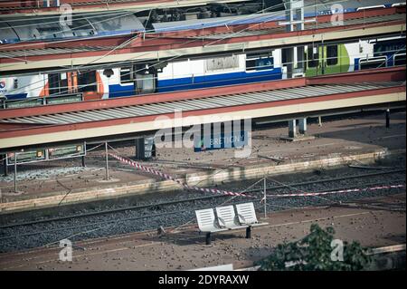 Viste della scena di un incidente ferroviario nella stazione di Bretigny-sur-Orge, a sud di Parigi, Francia il 12 luglio 2013. Dopo aver lasciato Parigi, un treno passeggeri impazzito si è scivolato via dalle sue rotaie, uccidendo almeno sei persone e ferendo decine di persone mentre le vetture trainate si sono schiantate l'una contro l'altra e si sono ribaltate. Foto di Nicolas Messyasz/ABACAPRESS.COM Foto Stock