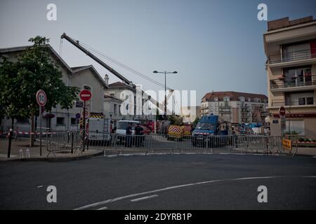 Una gigantesca gru per sollevare la carcassa della più danneggiata di quattro vetture ferroviarie è stata installata nella stazione di Bretigny-sur-Orge, a sud di Parigi, Francia il 13 luglio 2013. Un treno passeggeri carico scivolò fuori dalle sue rotaie dopo aver lasciato Parigi, uccidendo sei persone e ferendo decine di persone mentre le carrozze si schiantarono e si rovesciarono. Foto di Nicolas Messyasz/ABACAPRESS.COM Foto Stock