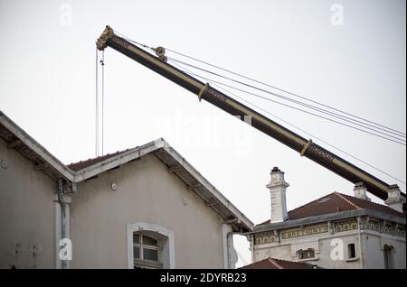 Una gigantesca gru per sollevare la carcassa della più danneggiata di quattro vetture ferroviarie è stata installata nella stazione di Bretigny-sur-Orge, a sud di Parigi, Francia il 13 luglio 2013. Un treno passeggeri carico scivolò fuori dalle sue rotaie dopo aver lasciato Parigi, uccidendo sei persone e ferendo decine di persone mentre le carrozze si schiantarono e si rovesciarono. Foto di Nicolas Messyasz/ABACAPRESS.COM Foto Stock