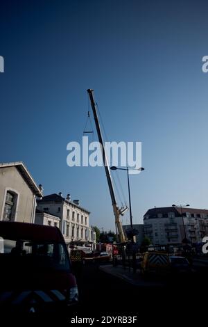 Una gigantesca gru per sollevare la carcassa della più danneggiata di quattro treni è visto nella stazione di Bretigny-sur-Orge, a sud di Parigi, Francia il 14 luglio 2013. Un treno passeggeri carico scivolò fuori dalle sue rotaie dopo aver lasciato Parigi, uccidendo sei persone e ferendo decine di persone mentre le carrozze si schiantarono e si rovesciarono. Foto di Nicolas Messyasz/ABACAPRESS.COM Foto Stock