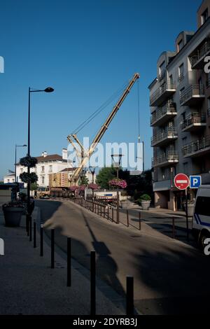 Una gigantesca gru per sollevare la carcassa della più danneggiata di quattro treni è visto nella stazione di Bretigny-sur-Orge, a sud di Parigi, Francia il 14 luglio 2013. Un treno passeggeri carico scivolò fuori dalle sue rotaie dopo aver lasciato Parigi, uccidendo sei persone e ferendo decine di persone mentre le carrozze si schiantarono e si rovesciarono. Foto di Nicolas Messyasz/ABACAPRESS.COM Foto Stock