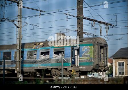 Vista generale della stazione di Bretigny-sur-Orge, a sud di Parigi, Francia il 14 luglio 2013, due giorni dopo che un treno passeggeri impacchettato ha scivolato fuori dalle sue rotaie dopo aver lasciato Parigi, uccidendo sei e ferendo decine di persone mentre le auto del treno si sono impantanate e ribaltate. Foto di Nicolas Messyasz/ABACAPRESS.COM Foto Stock