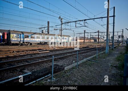 Vista generale della stazione di Bretigny-sur-Orge, a sud di Parigi, Francia il 14 luglio 2013, due giorni dopo che un treno passeggeri impacchettato ha scivolato fuori dalle sue rotaie dopo aver lasciato Parigi, uccidendo sei e ferendo decine di persone mentre le auto del treno si sono impantanate e ribaltate. Foto di Nicolas Messyasz/ABACAPRESS.COM Foto Stock