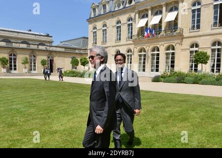 (L-R) consiglieri del presidente francese Claude Serillon e Aquilino Morelle visti nei giardini del Palazzo Elysee, a Parigi, in Francia, il 14 luglio 2013. Foto di Ammar Abd Rabbo/ABACAPRESS.COM Foto Stock