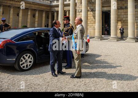 Il presidente Francois Hollande stringe la mano con il Gran Cancelliere e il generale dell'esercito Jean-Louis Georgelin dopo la sua visita al Museo della Legione di Honnor per celebrare il 50° anniversario dell'Ordine Nazionale del merito a Parigi, in Francia, il 13 luglio 2013. Creato dal generale De Gaulle il 1963 dicembre, l'Ordine Nazionale di merito è un Ordine di Stato conferito dal Presidente della Repubblica francese. Foto di Christophe Petit Tesson/piscina/ABACAPRESS.COM Foto Stock